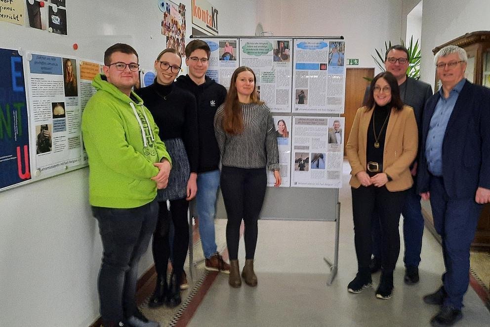 Links die Studierenden, die im Projektseminar beteiligt waren, rechts Anja Hölzl-Wagner, Prof. Dr. Christian Handschuh und Prof. Dr Hans Mendl. 