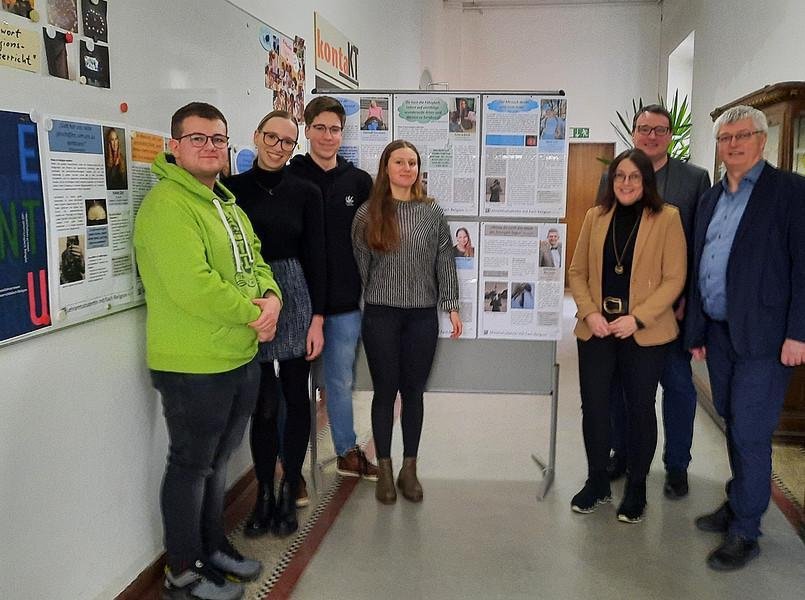 Links die Studierenden, die im Projektseminar beteiligt waren, rechts Anja Hölzl-Wagner, Prof. Dr. Christian Handschuh und Prof. Dr Hans Mendl. 