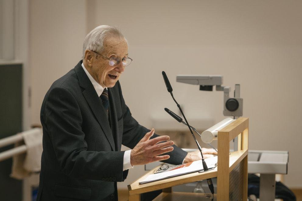 Im Rahmen des Jubiläums "400 Jahre akademische Tradition in Passau" sprach der Theologe Prof. Dr. Dr. h.c. mult. Peter Hünermann über eine „Theologie für die Gegenwart“. Foto: Universität Passau 