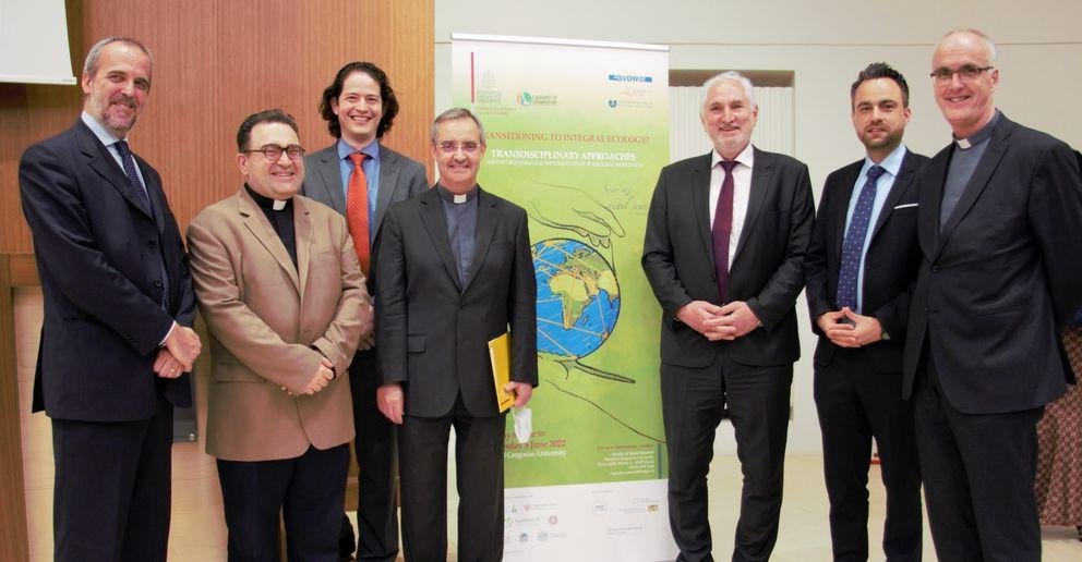 Gruppenbild, der Beteiligten: (v.l.) Paolo Conversi, Ph.D. (Päpstliche Universität Gregoriana, Rom), Prof. Dr. René Micallef  SJ (Päpstliche Universität Gregoriana, Rom), Thiago García (Engagement Global, Bonn), Prof. Dr.  Nuno da Silva Gonçalves SJ (Rektor, Päpstliche Universität Gregoriana, Rom), Prof. Dr. Ulrich  Bartosch (Präsident, Universität Passau), Christian Meier (Katholische Universität Eichstätt-Ingolstadt), Prof. Dr. Gerard Kevin Whelan SJ (Päpstliche Universität Gregoriana, Rom), Foto: Mara  Petermann (VDW)