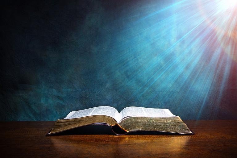 Bibel aufgeschlagen 
