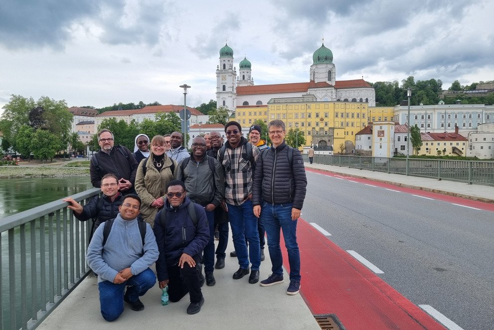 Teilnehmende der Konferenz beim Stadtrundgang auf der Marienbr&uuml;cke in Passau, rechts im Bild Prof. Dr. Bernhard Bleyer,  Inhaber des Lehrstuhls Theologische Ethik an der Universit&auml;t Passau; Foto: privat