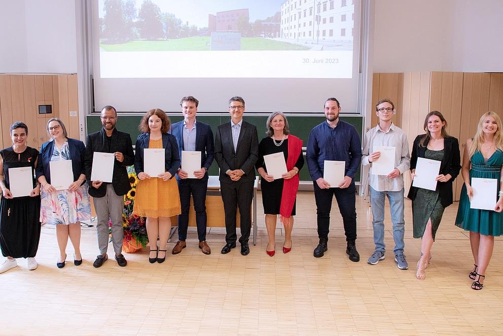 Rund 250 Gäste feierten zusammen mit vielen regionalen Persönlichkeiten aus Politik und Kirche das 25-jährige Jubiläum der Caritaswissenschaft an der Universität Passau und applaudierten den Absolventinnen und Absolventen des diesjährigen Masterstudiengangs.