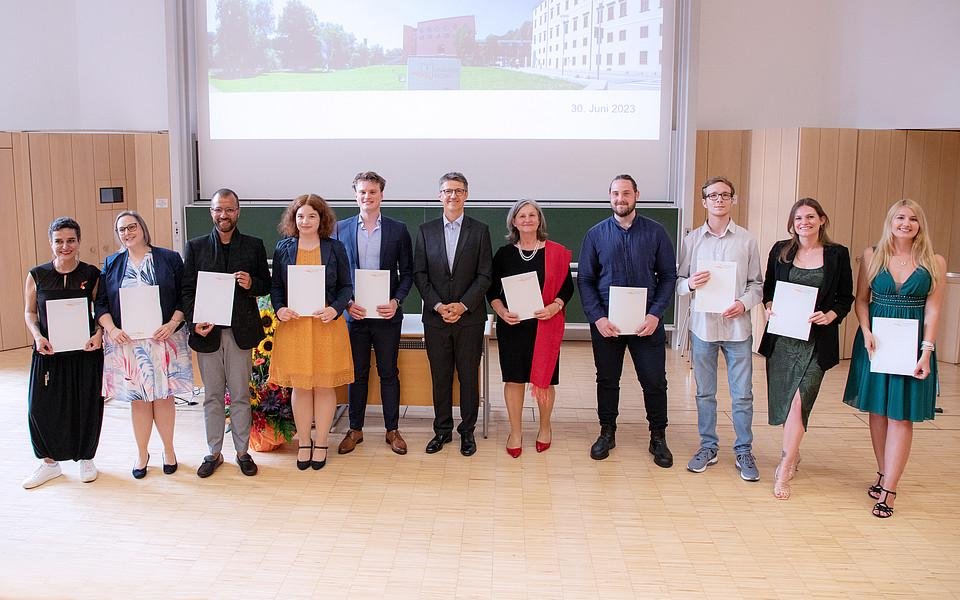 Rund 250 Gäste feierten zusammen mit vielen regionalen Persönlichkeiten aus Politik und Kirche das 25-jährige Jubiläum der Caritaswissenschaft an der Universität Passau und applaudierten den Absolventinnen und Absolventen des diesjährigen Masterstudiengangs.