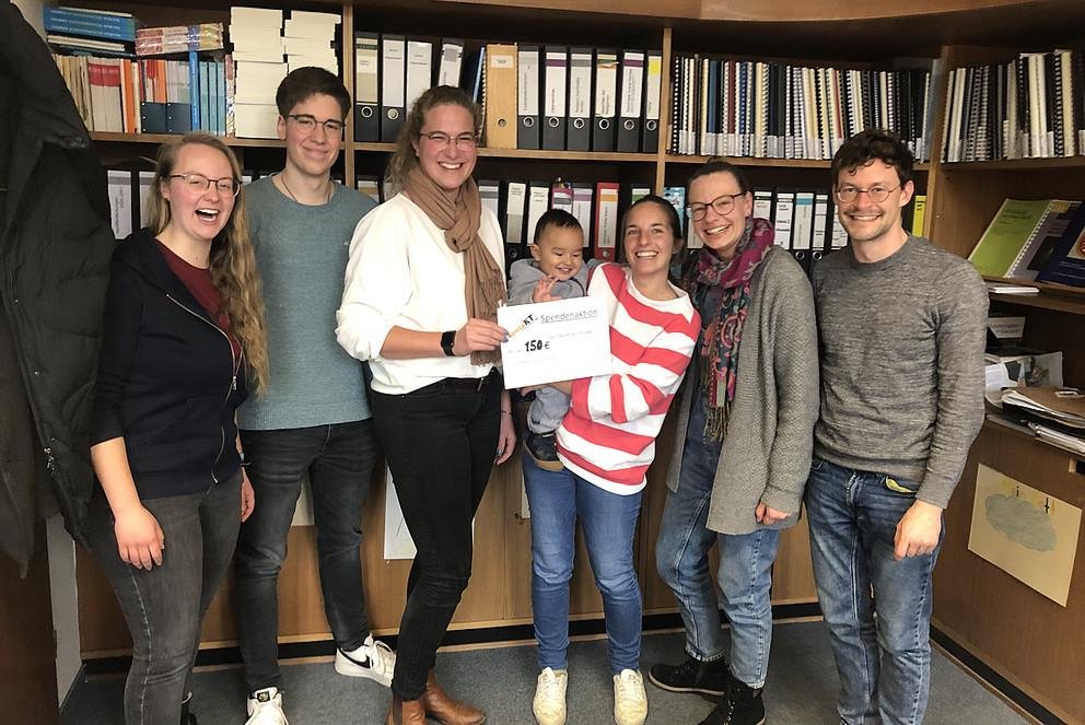 Foto bei der Spendenübergabe v.l.n.r.: Eva Krompaß, Michael Panny, Sandra Schulhauser, Marina Sembiring mit Lukas, Rahel Reich, Valentin Auer