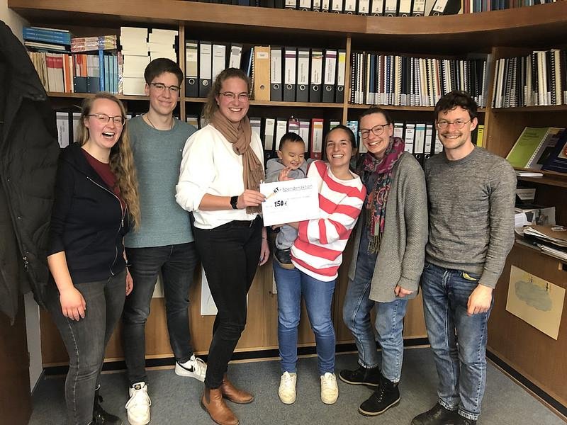 Foto bei der Spendenübergabe v.l.n.r.: Eva Krompaß, Michael Panny, Sandra Schulhauser, Marina Sembiring mit Lukas, Rahel Reich, Valentin Auer