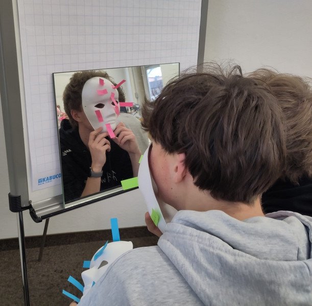 Bei der Maskenübung geht es um Reflexion über Selbst- und Fremdwahrnehmung; Foto: Universität Passau