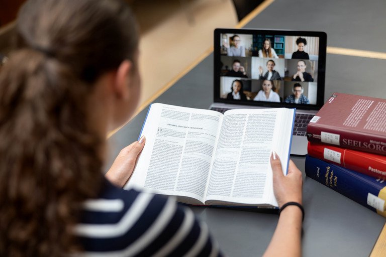 Studentin die liest