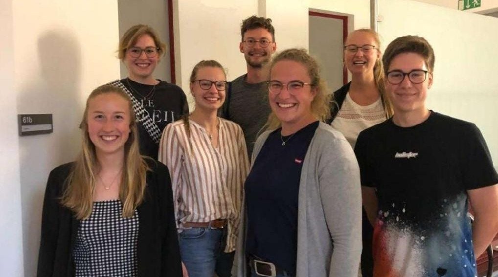 Die Vorstandschaft: Esther Zitzl (ehemalige Kassiererin, vorne links), Isabella Jaufmann (ehemals Vorsitzende, hinten links), Michael Panny, Eva Krompa&szlig;, Sandra Schulhauser, Valentin Auer, Rahel Reich (die neue Vorstandschaft, von rechts) 