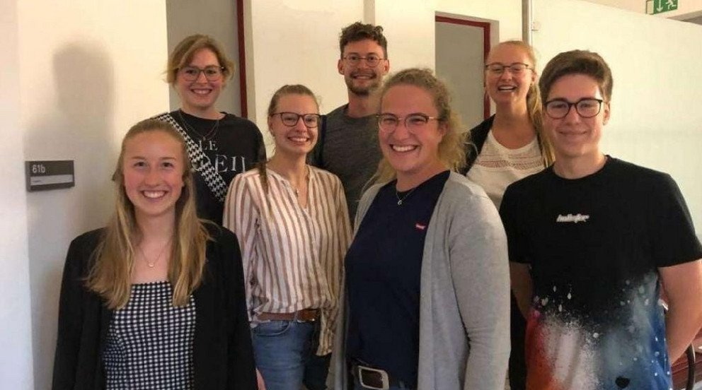 Die Vorstandschaft: Esther Zitzl (ehemalige Kassiererin, vorne links), Isabella Jaufmann (ehemals Vorsitzende, hinten links), Michael Panny, Eva Krompaß, Sandra Schulhauser, Valentin Auer, Rahel Reich (die neue Vorstandschaft, von rechts)