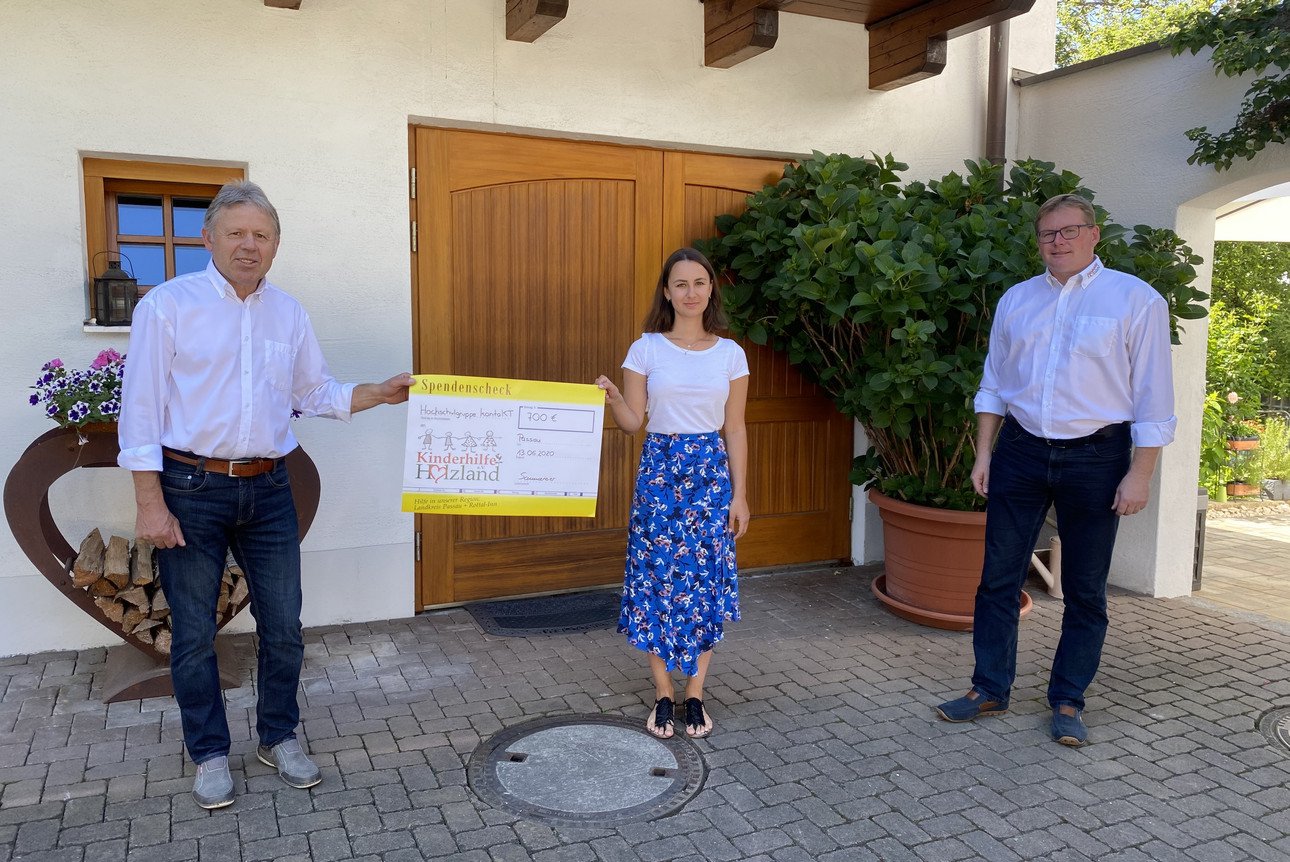 v.l. Peter Stuiber (1. Vorstand Kinderhilfe), Theresa Sammereier (Vertretung Hochschulgruppe kontakt), Franz Gerleigner (2. Vorstand Kinderhilfe)