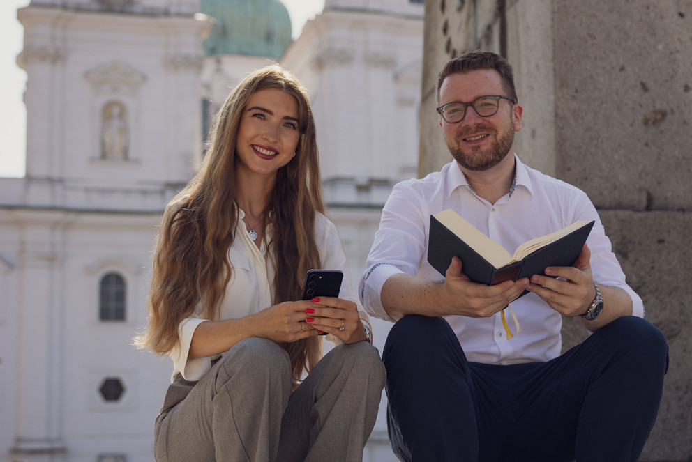 Prof. Dr. Markus Wei&szlig;er und Julia Bischl vor dem Passauer Dom; Foto: Universit&auml;t Passau