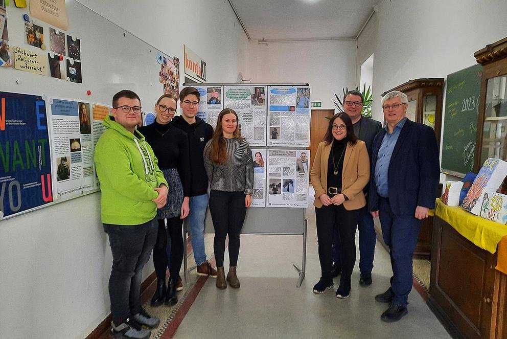 Links im Bild die im Projektseminar beteiligt Studierenden, rechts (v.l.) Anja Wagner-Hölzl, Prof. Dr. Christian Handschuh und Prof. Dr. Hans Mendl. Foto: Universität Passau