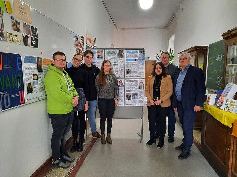 Links im Bild die im Projektseminar beteiligt Studierenden, rechts (v.l.) Anja Wagner-Hölzl, Prof. Dr. Christian Handschuh und Prof. Dr. Hans Mendl. Foto: Universität Passau