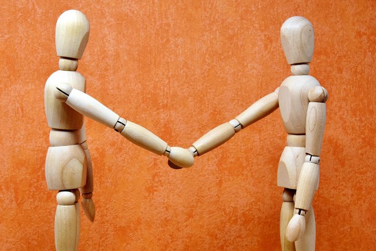 Figuren schtteln sich die Hand