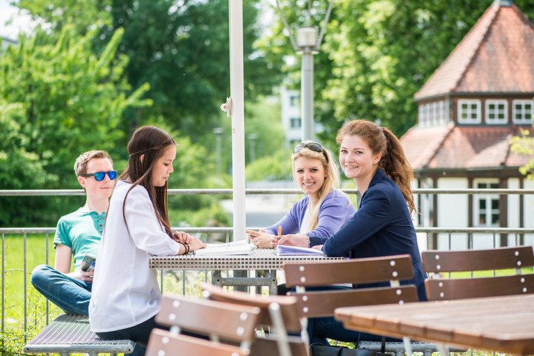 Dekoratives Bild der Kachel 'Studieninfo'