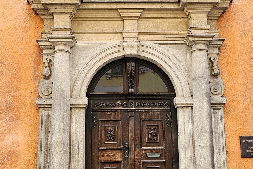 Eingangstüre Department für Katholische Theologie; Foto: Universität Passau