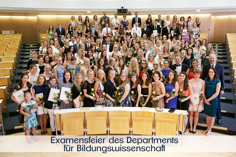 Die zukünftigen Lehrerinnen und Lehrer bei der Examensfeier am 31. Juli 2015. Stefan Mosinger übernahm die musikalische Gestaltung.